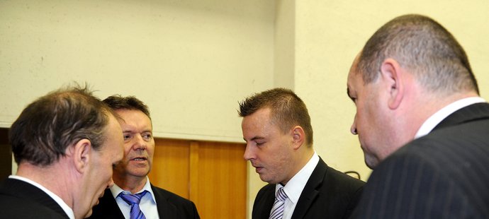 Dalibor Kučera (vlevo), Jindřich Rajchl a Miroslav Pelta (vpravo) naslouchají slovům Romana Berbra