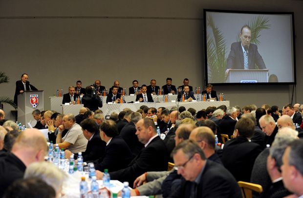 V jednacím sále sportovního centra v Nymburce nejdřív promluvil k delegátům Dalibor Kučera V jednacím sále sportovního centra v Nymburce nejdřív promluvil k delegátům Dalibor Kučera