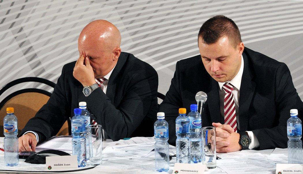 Ivan Hašek (vlevo) a Jindřich Rajchl poté, co Hašek opustil předsednické křeslo. Rajchl se do něj při nové volbě nedostal