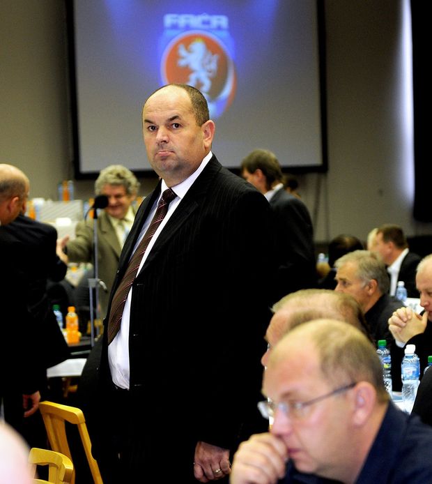 Miroslav Pelta sleduje dění na Valné hromadě fotbalové asociace Miroslav Pelta sleduje dění na Valné hromadě fotbalové asociace