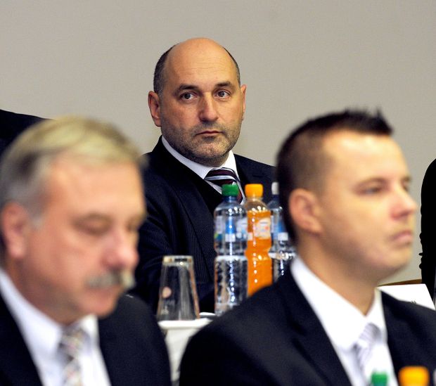 Tomáš Paclík na valné hromadě FAČR, vpravo dole další kandidát Jindřich Rajchl Tomáš Paclík na valné hromadě FAČR, vpravo dole další kandidát Jindřich Rajchl