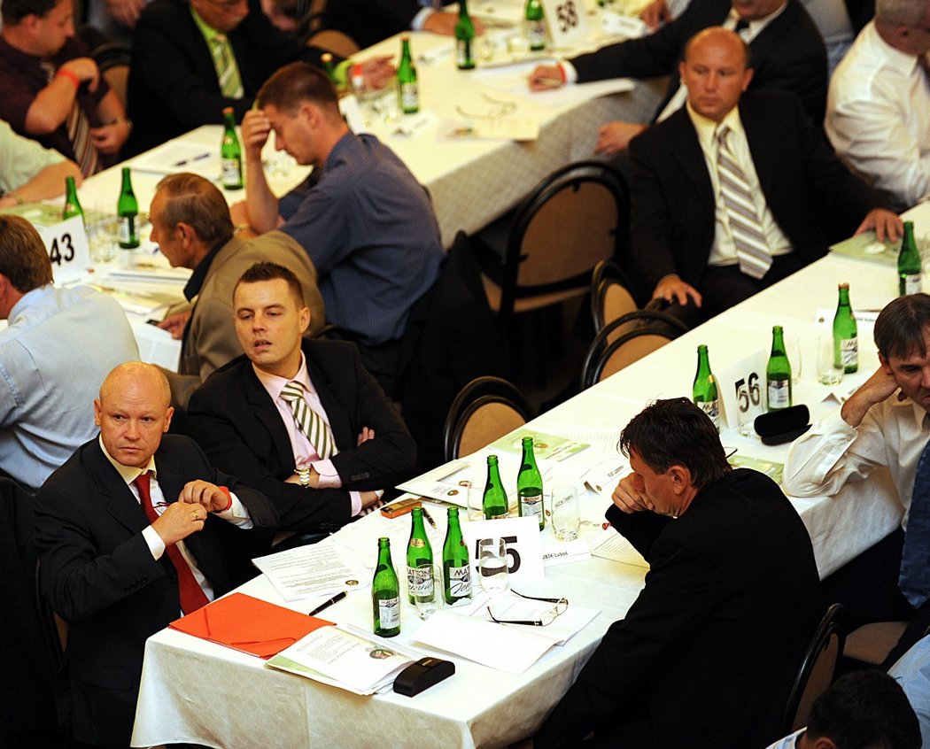 Ivan Hašek (vlevo) u stolu s Jindřichem Rajchlem a Luďkem Vinšem v pozadí