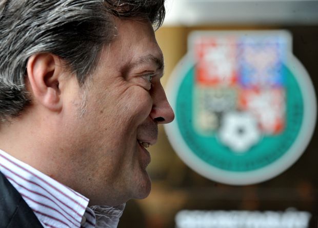 Karel Kapr před sídlem ČMFS Karel Kapr před sídlem ČMFS