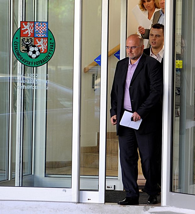 Miroslav Kříž vychází ze sídla fotbalového svazu Miroslav Kříž vychází ze sídla fotbalového svazu