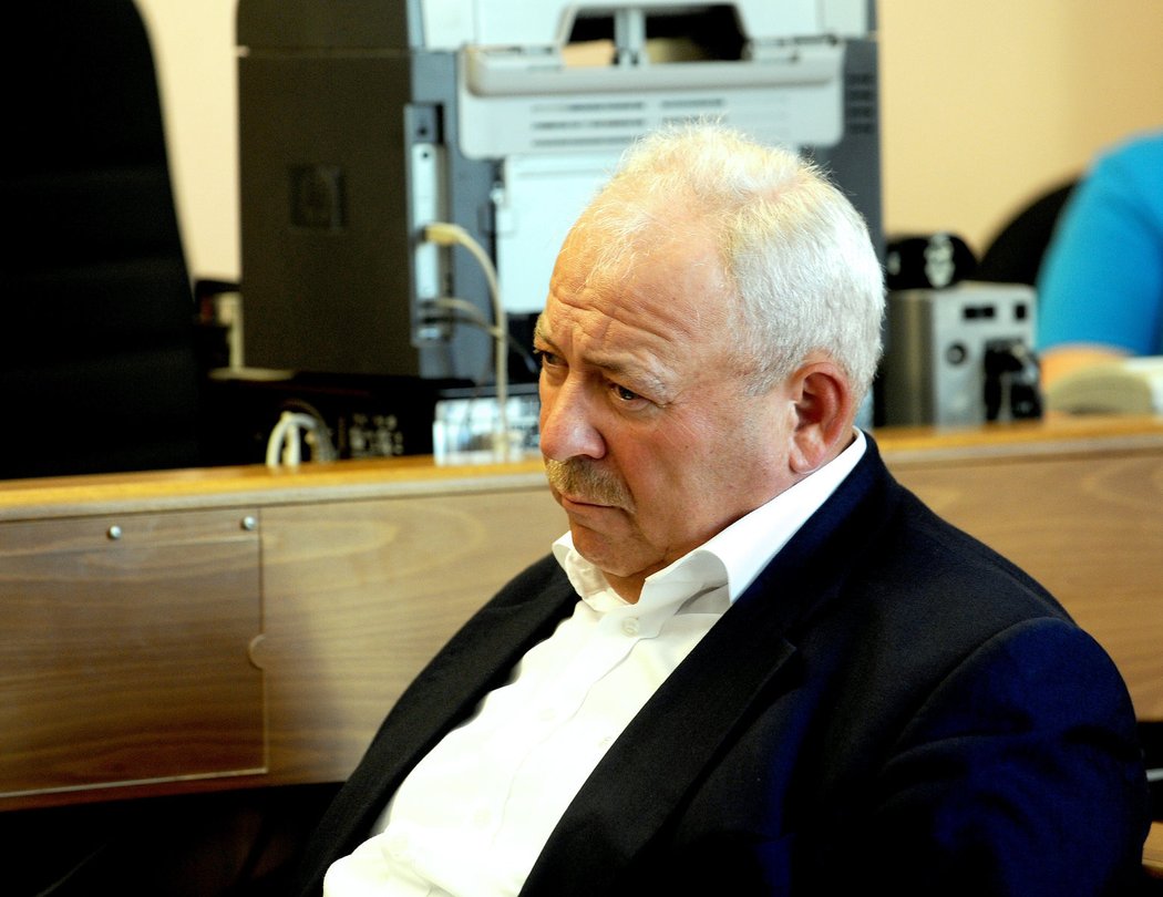 Bývalý šéf ČMFS František Chvalovský před soudem kvůli úvěrovým podovdům - dostal deset let