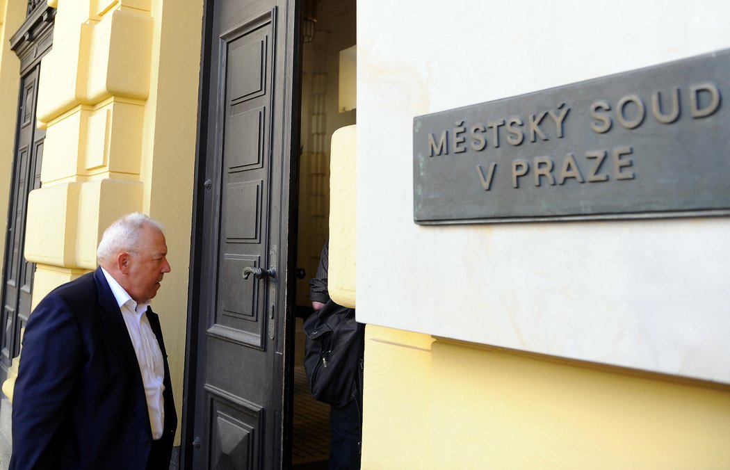 František Chvalovský přichází k soudu, od kterého odešel s desetiletým trestem odnětí svobody