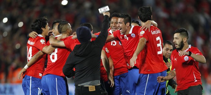 Takhle se z přímého postupu radovali fotbalisté Chile.