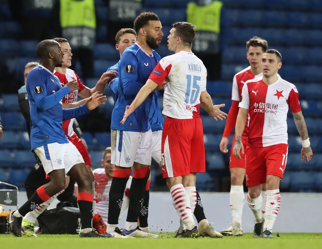 Zápas mezi Rangers a pražskou Slávií provázelo mnoho incidentů.