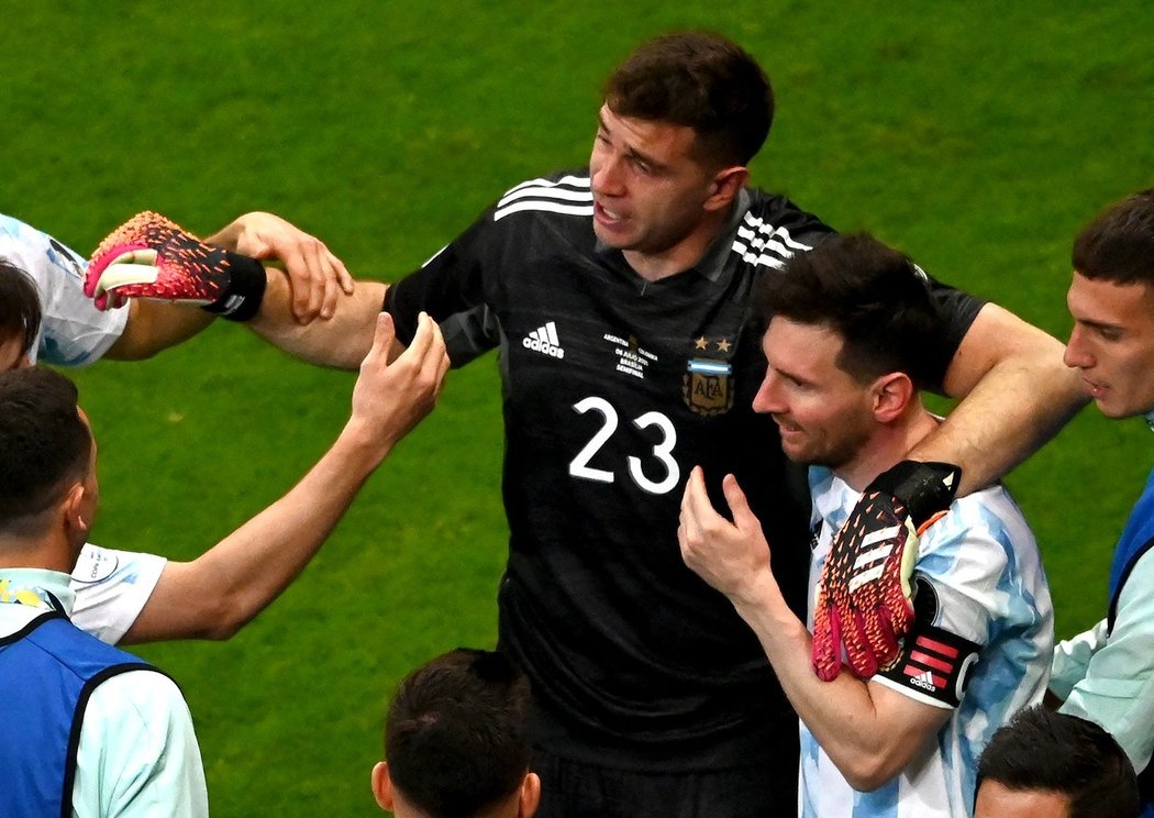 Emiliano Martínez vychytal kolumbijské penalty a dostalo se mu objetí od Lionela Messiho