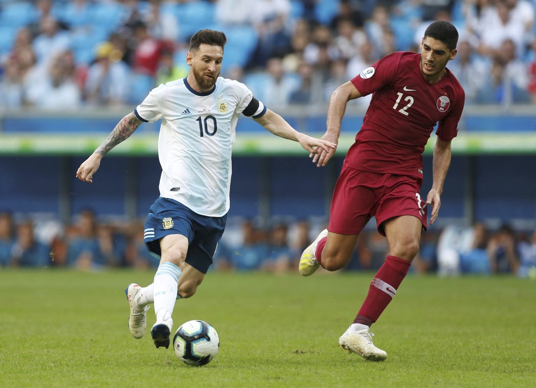 Lionel Messi během utkání Argentiny s Katarem