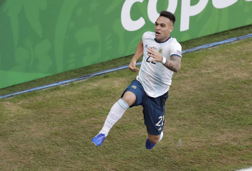 Lautaro Martinez slaví rychlý gól do sítě Kataru