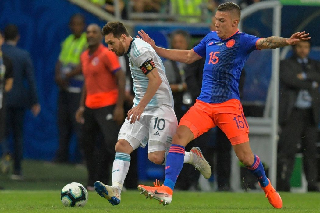 Fotbalisté Kolumbie zaskočili na jihoamerickém šampionátu Argentinu a tým kolem hvězdného Lionela Messiho v úvodním utkání skupiny B porazili 2:0.