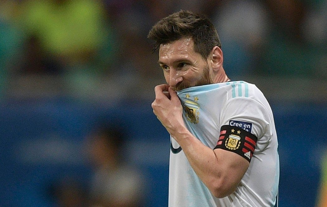 Frustrovaný kapitán Argentiny Lionel Messi po porážce od Argentiny na Copa América.