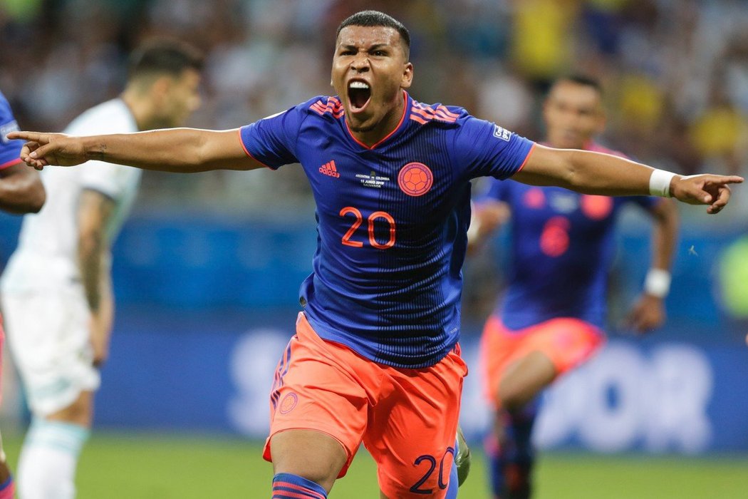 Fotbalisté Kolumbie zaskočili na jihoamerickém šampionátu Argentinu a tým kolem hvězdného Lionela Messiho v úvodním utkání skupiny B porazili 2:0.
