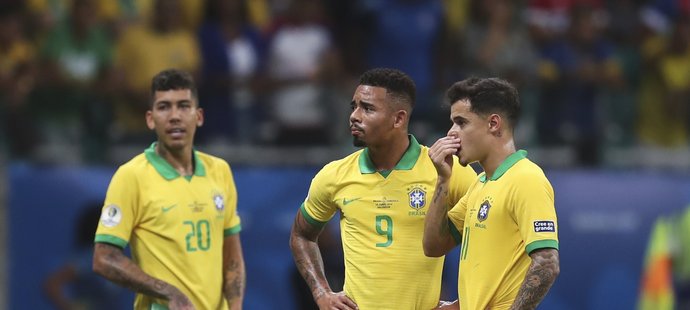 Brazilci čekají, zda-li sudí uzná jejich gól. Neuznal...