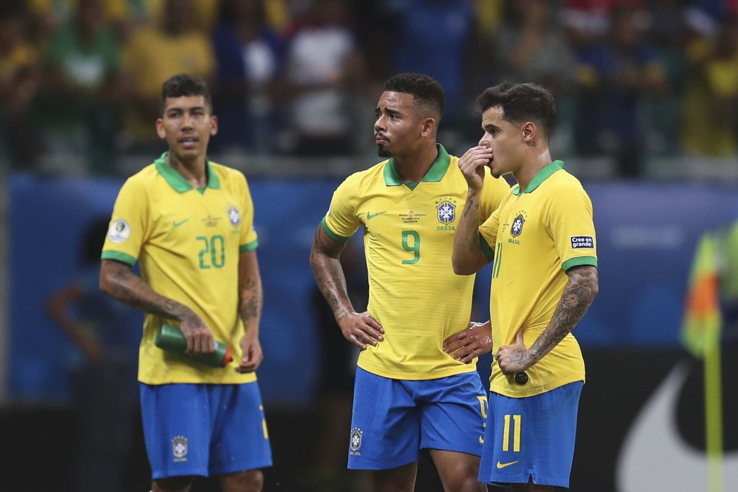 Brazilci čekají, zda-li sudí uzná jejich gól. Neuznal...
