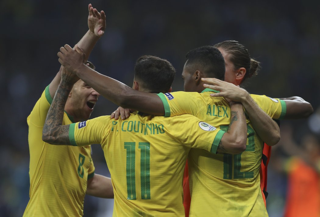 Fotbalisté Brazílie slaví postup do finále