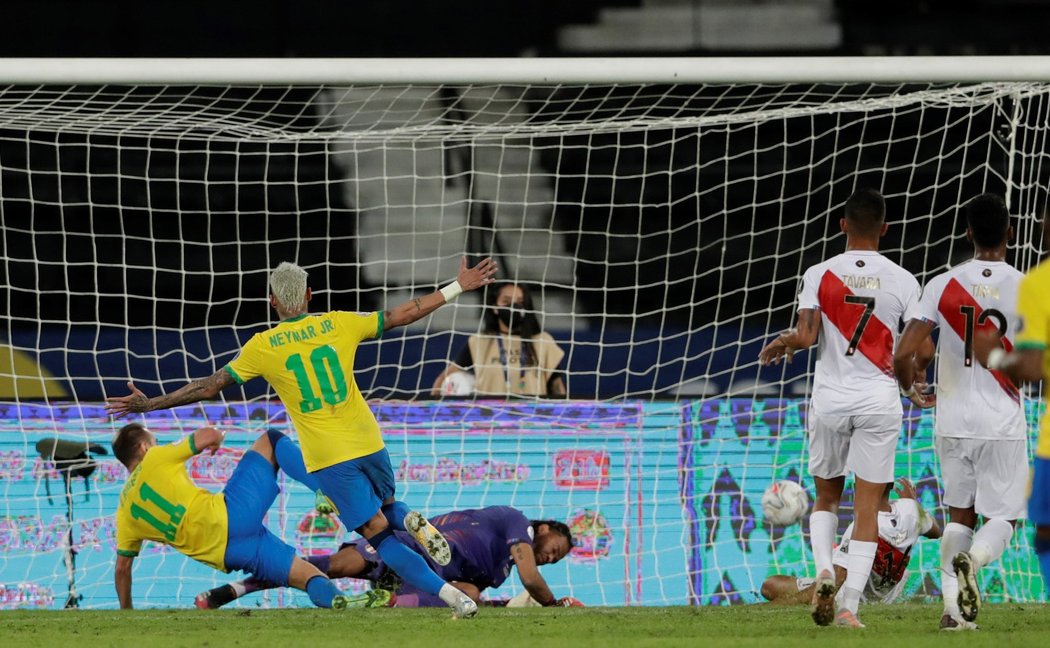 Éverton Ribeiro dává gól proti Peru