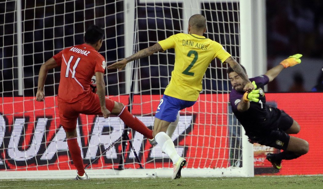 Raul Ruidiaz střílí jedinou branku zápasu s Brazílií na Copa América