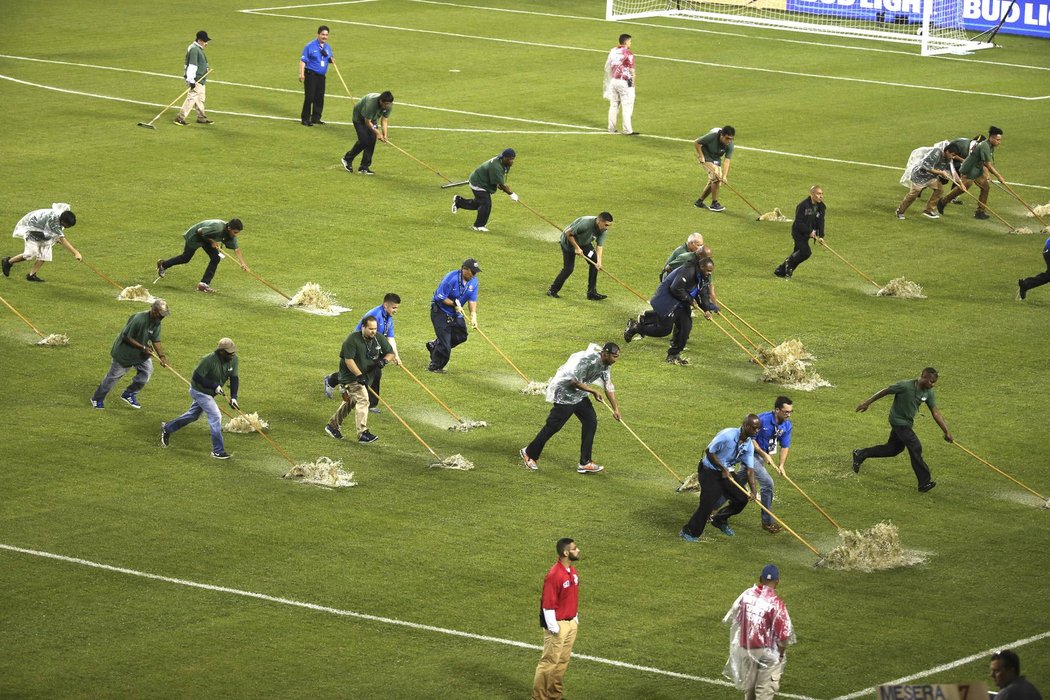 Podle twitteru jihoamerické konfederace CONMEBOL udeřily na stadionu Soldier Field dokonce čtyři blesky, nikdo ale nebyl zraněn.