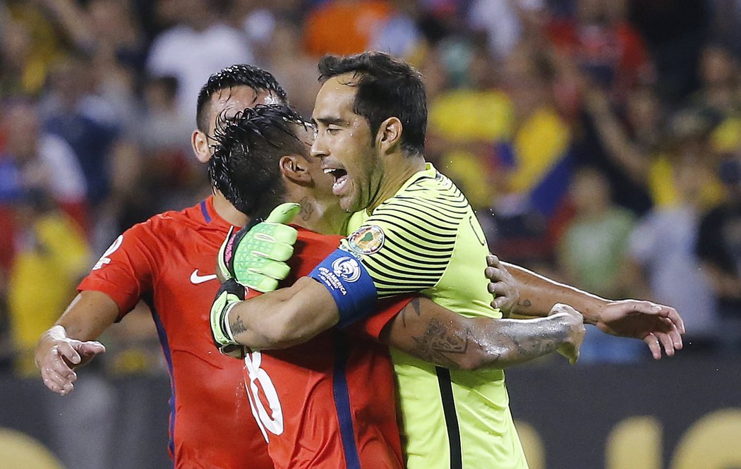 Fotbalisté Chile, kteří na Copě América obhajují titul, porazili v semifinále Kolumbii 2:0.