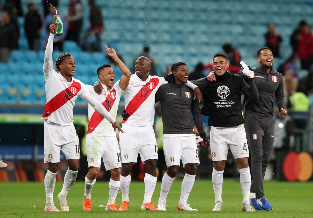 Fotbalisté Peru přehráli v semifinále mistrovství Jižní Ameriky obhájce titulu Chile (3:0) a čeká je finálový souboj s Brazílií.