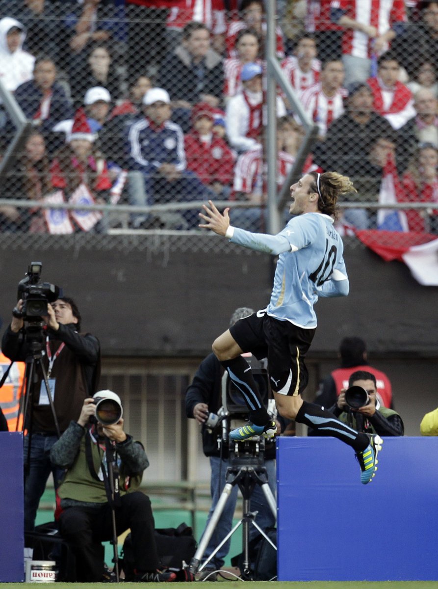 Diego Forlán slaví svůj gól do sítě Paraguaye