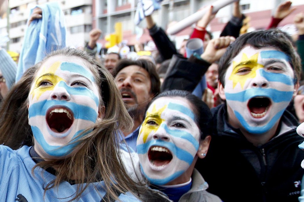 Fanoušci Uruguaye slaví gól na náměstí v Montevideu