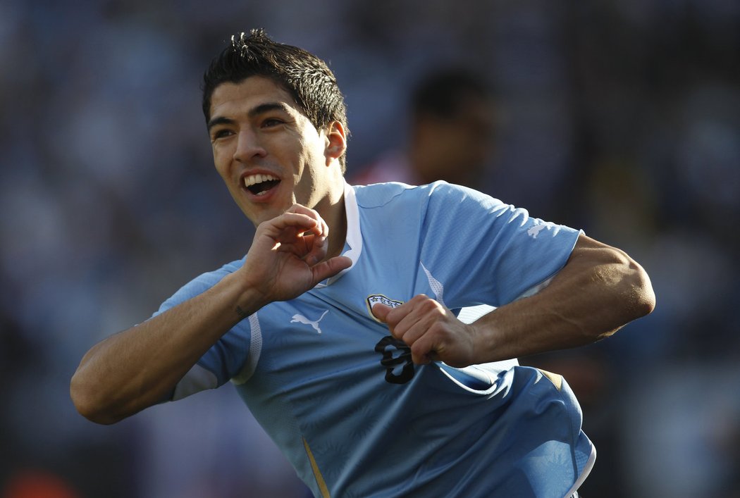 Luis Suarez slaví gól do sítě Paraguaye ve finále Copy Amériky