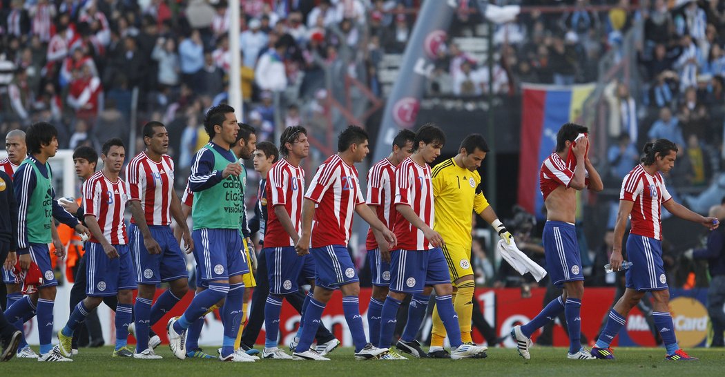 Paraguayští fotbalisté opouštejí hřiště po prvním poločase finále Copy Amériky proti Uruguayi, který prohráli 0:2