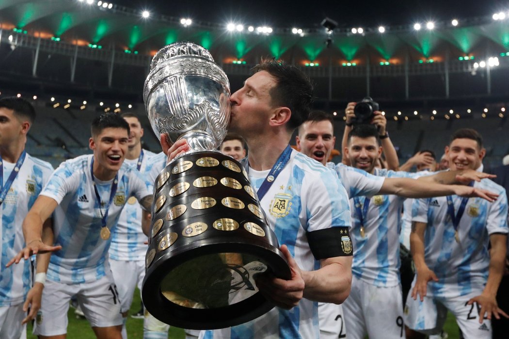 Argentinský kapitán Lionel Messi líbá pohár pro šampiona Copy Ameriky