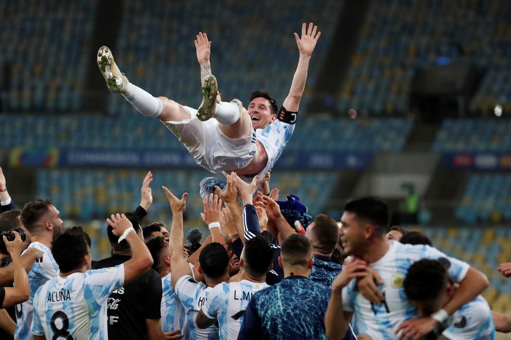Lionel Messi se po výhře Argentiny nad Brazílií ve finále Copy Ameriky ocitl nad hlavami spoluhráčů