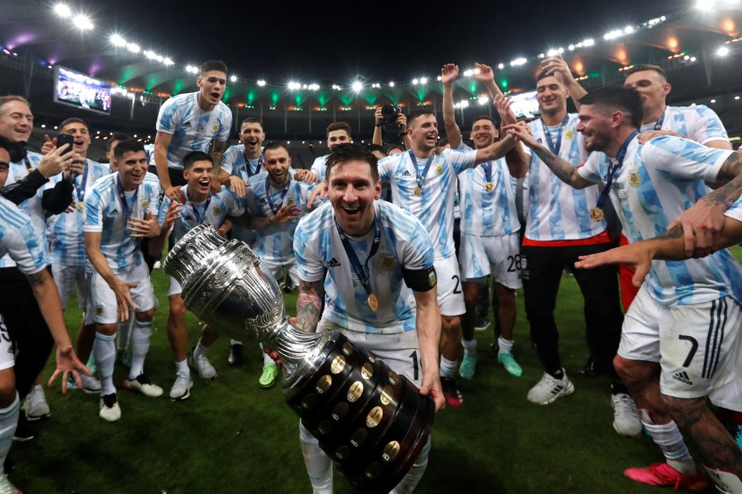 Euforie argentinského kapitána! Lionel Messi převzal pohár pro šampiona Copy Ameriky