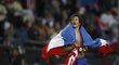Nelson Haedo Valdez zabalený do paraguajské vlajky slaví postup do semifinále Copy Amériky po vítězství nad Brazílií