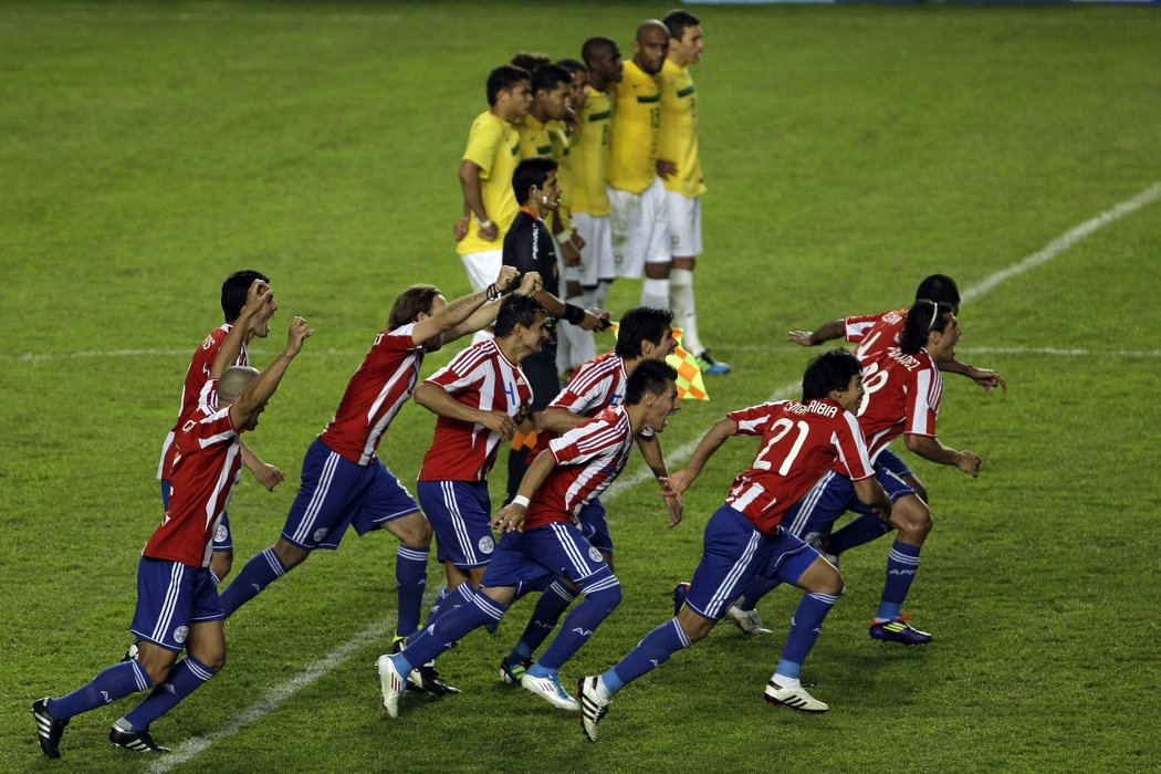 Fotbalisté Paraguaje se radují z postupu do semifinále Copy Amériky po penaltovém rozstřelu s Brazilci