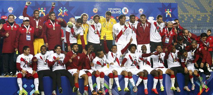 Fotbalisté Peru a jejich bronzové medaile.