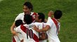 Peruánští fotbalisté slaví gól do sítě Venezuely