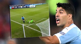 Suárez k smíchu! Chtěl penaltu za ruku brankáře i podivné vyloučení