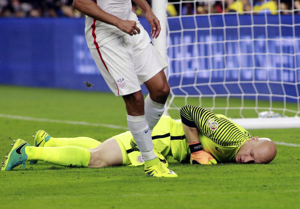 Brankář Brad Guzan inkasoval od Messiho a raději zůstal ležet na trávníku