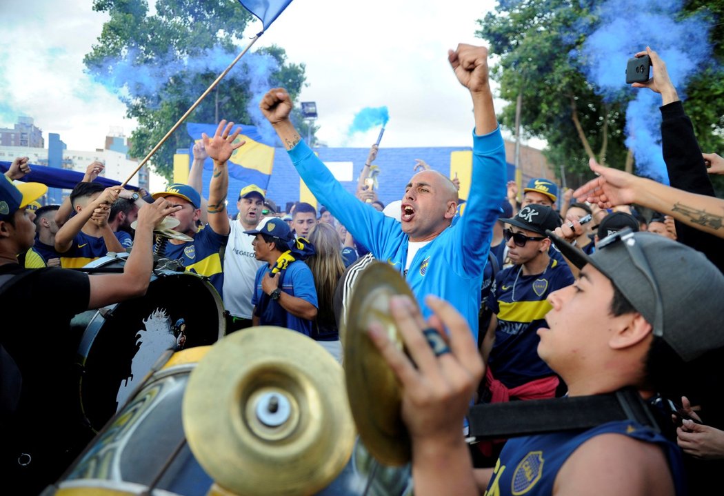 Fanoušci Bocy Juniors obklopili klubový autobus mířící na letiště