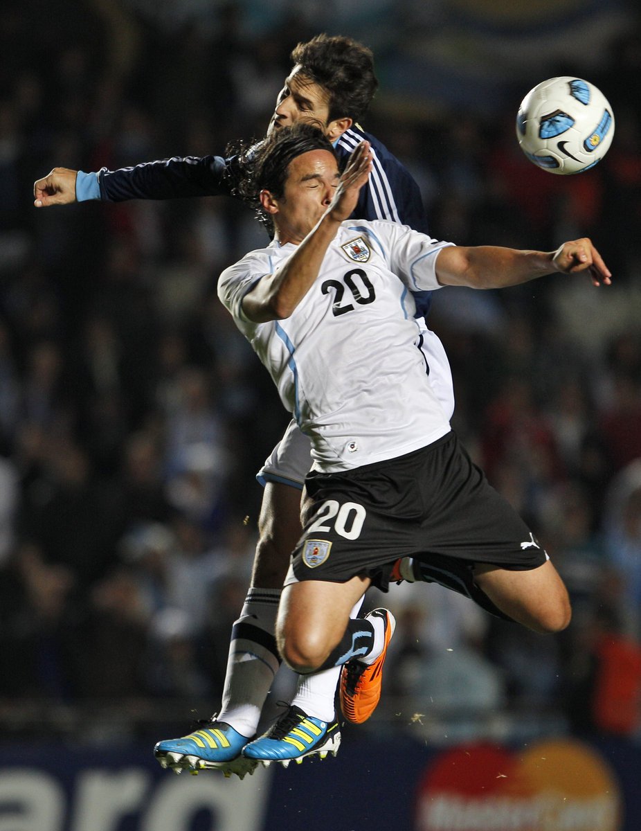 Alvaro Gonzalez a argentinský Javier Zanetti (v modrém) v hlavičkovém souboji.