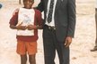 Costa jako dítě s učitelem na základní škole