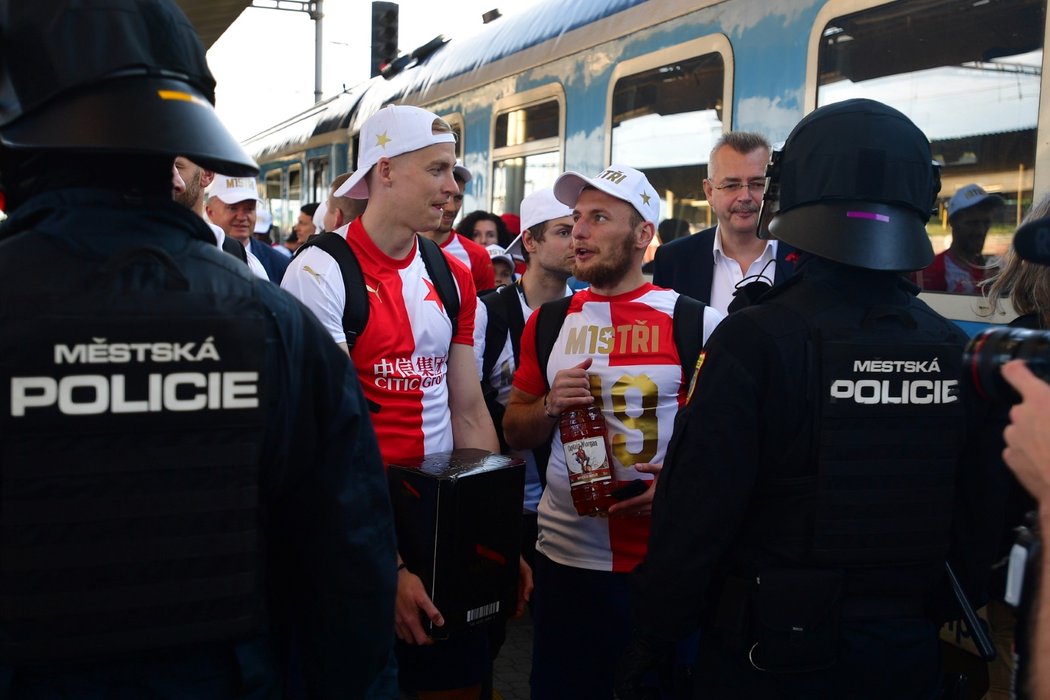 Fotbalisté Slavie nastoupili v Ostravě do mistrovského vlaku na Prahu, zásoby alkoholu byly důkladné...