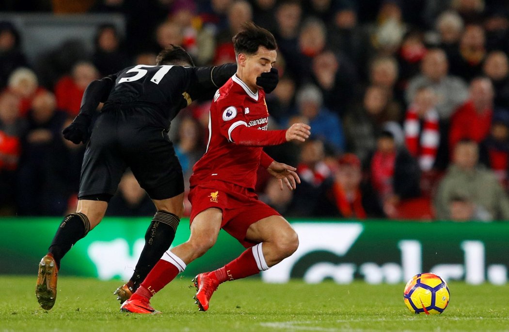 Philippe Coutinho v souboji s obráncem Swansea