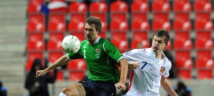 Gareth McAuley a Tomáš Necid v souboji o míč.