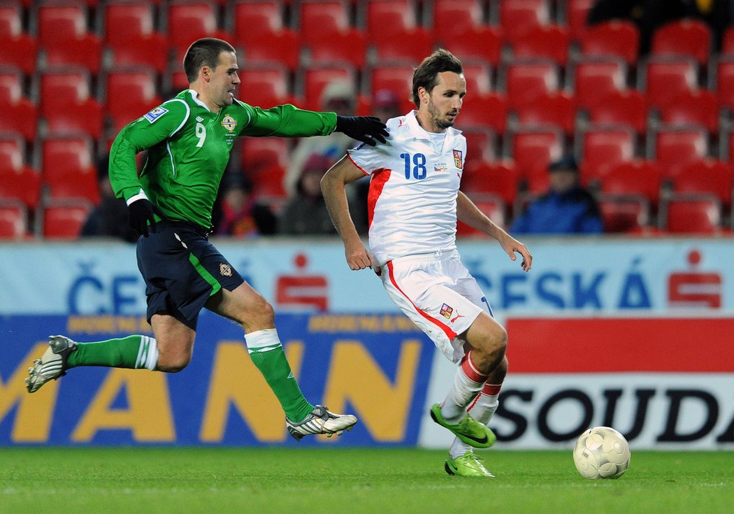 David Healy se snaží zastavit unikajícího Tomáše Sivoka.