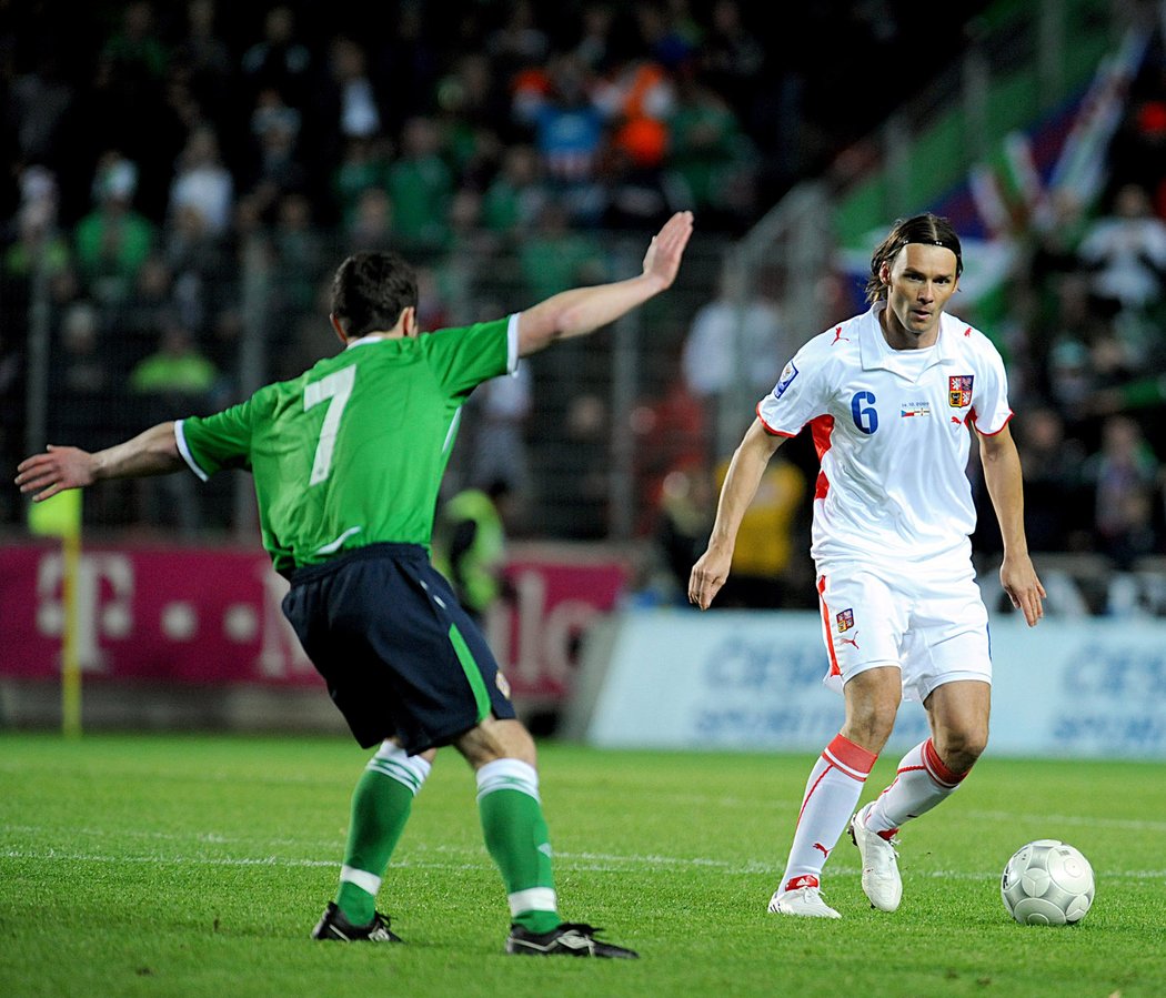 Marek Jankulovski (vpravo) přemýšlí jak obelstít Damiena Johnsona.