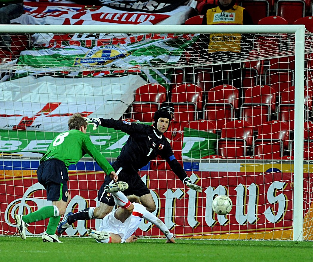 Záložník Steven Davis před brankou Petra Čecha.