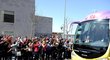 Autobus se španělskopu reprezentací přijíždí k hotelu Granada