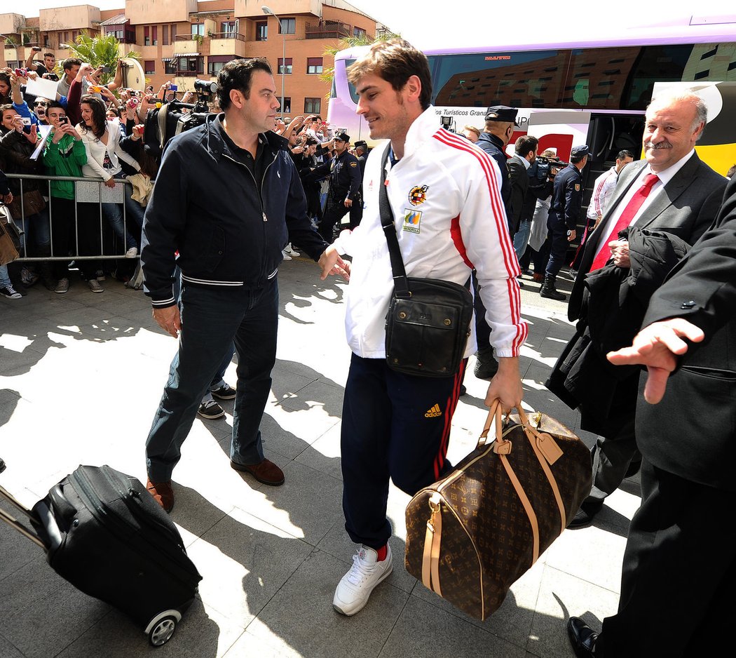 Španělský kapitán Iker Casillas s trenérem Vincentem Del Bosquem